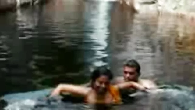 լցրել են ու առաջ դրել իրենց թմփլիկ հասուն Սիրողական մութ բնական կուրծք։