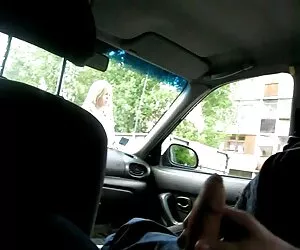 Բազմությունը մարդիկ, սեւ, մեկ սպիտակ աղջիկ, մեծ սեւ անդամ յուրաքանչյուր անցքը տարի քաղցկեղի